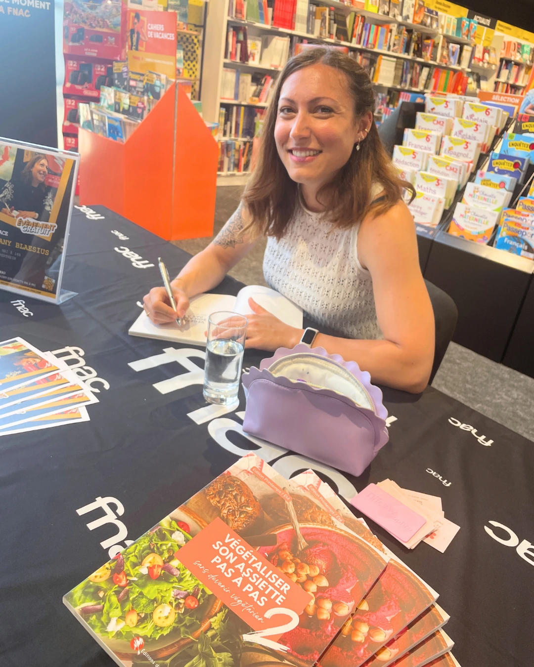 tiffany en séance de dédicace à la fnac strasbourg tiffany blaesius souriante en séance de dédicace de son livre de cuisine à la fnac à strasbourg